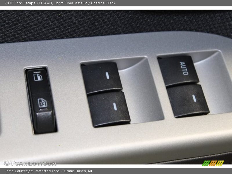 Ingot Silver Metallic / Charcoal Black 2010 Ford Escape XLT 4WD