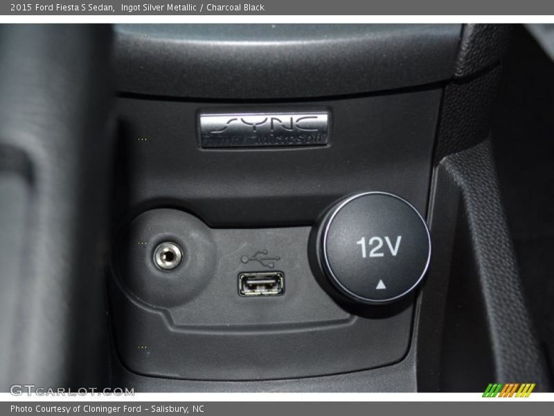 Ingot Silver Metallic / Charcoal Black 2015 Ford Fiesta S Sedan