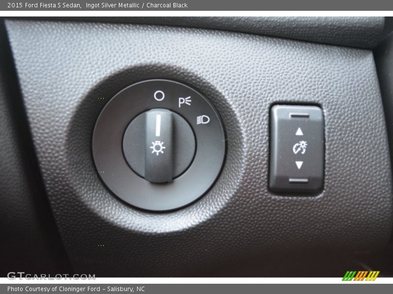 Ingot Silver Metallic / Charcoal Black 2015 Ford Fiesta S Sedan