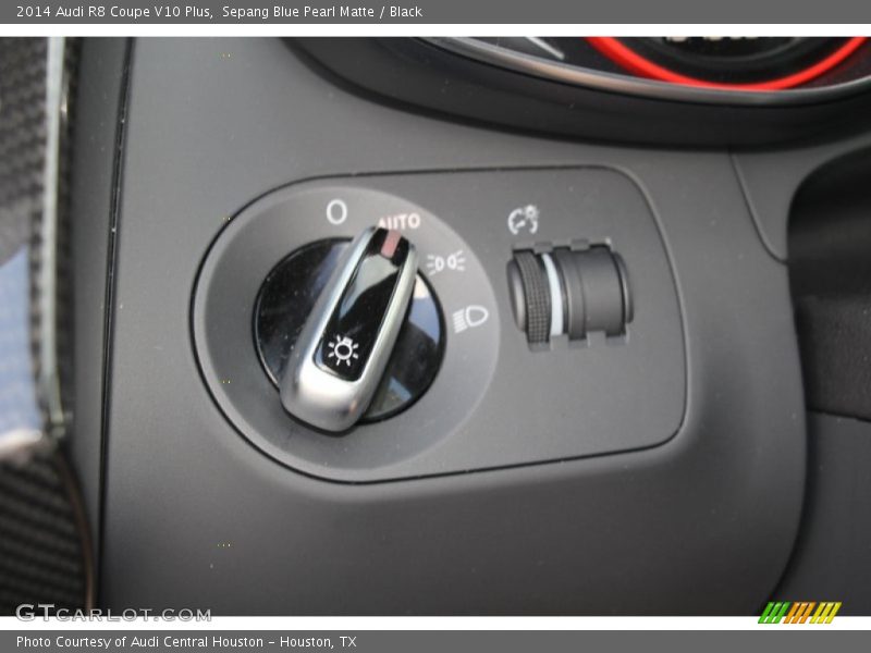 Controls of 2014 R8 Coupe V10 Plus