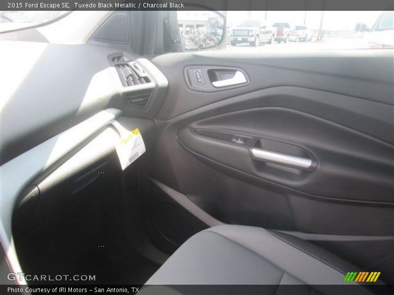 Tuxedo Black Metallic / Charcoal Black 2015 Ford Escape SE