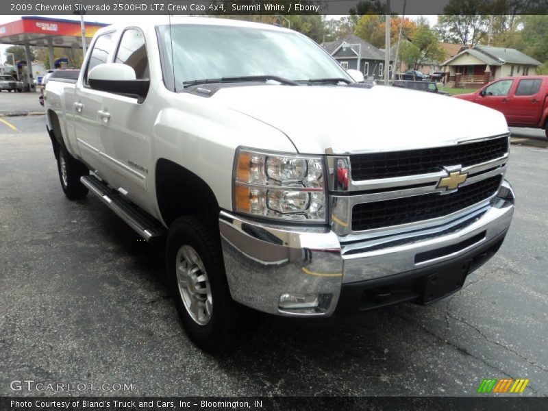 Front 3/4 View of 2009 Silverado 2500HD LTZ Crew Cab 4x4