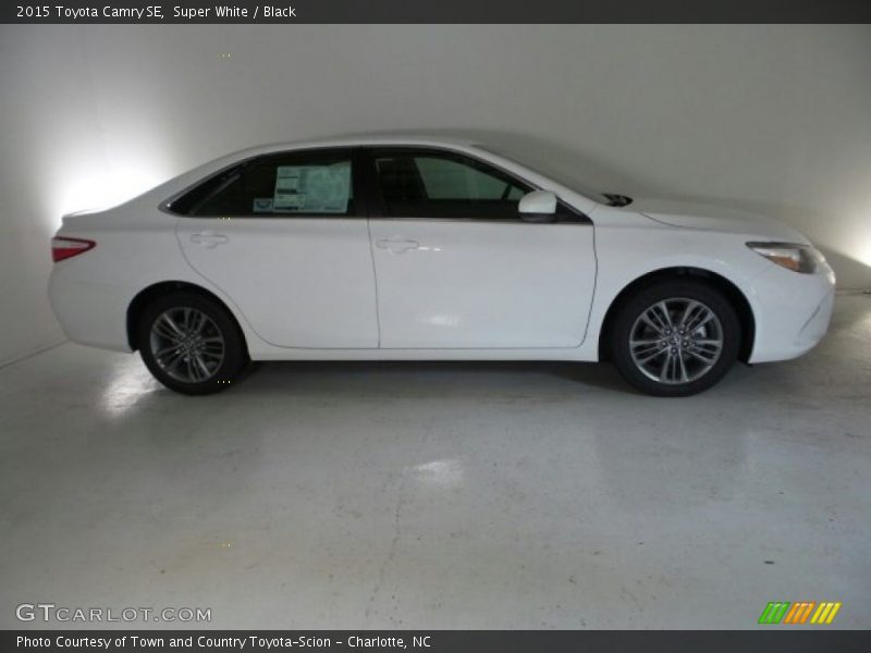 Super White / Black 2015 Toyota Camry SE