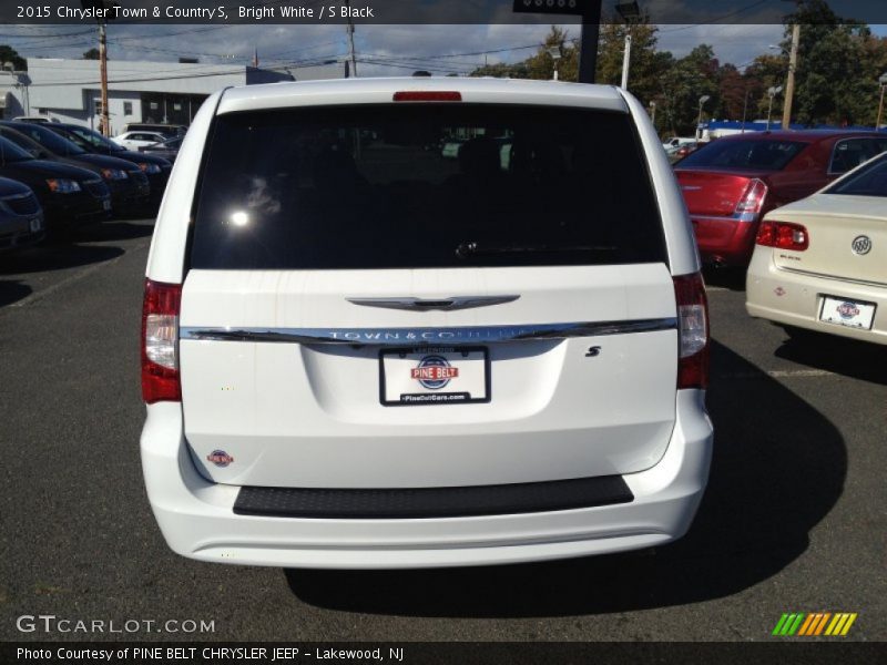 Bright White / S Black 2015 Chrysler Town & Country S