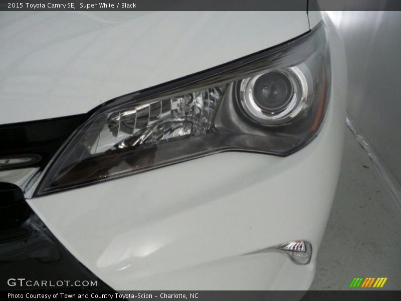 Super White / Black 2015 Toyota Camry SE