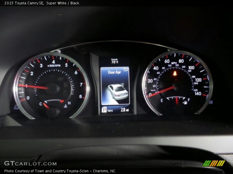 Super White / Black 2015 Toyota Camry SE