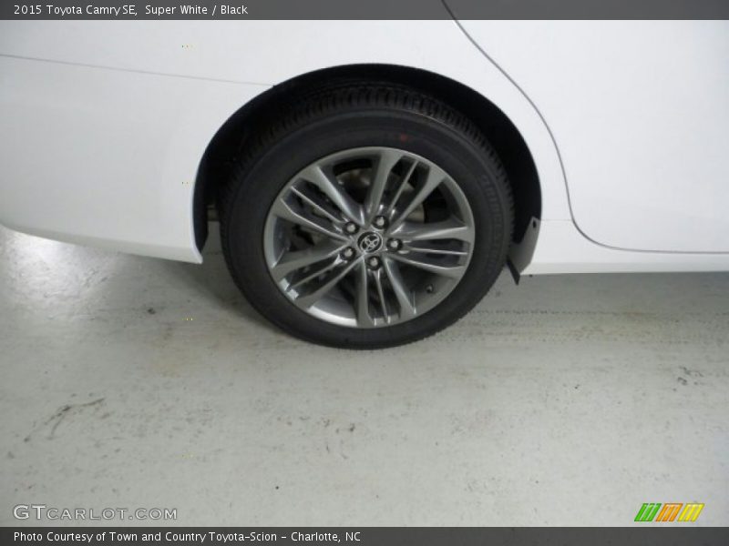 Super White / Black 2015 Toyota Camry SE