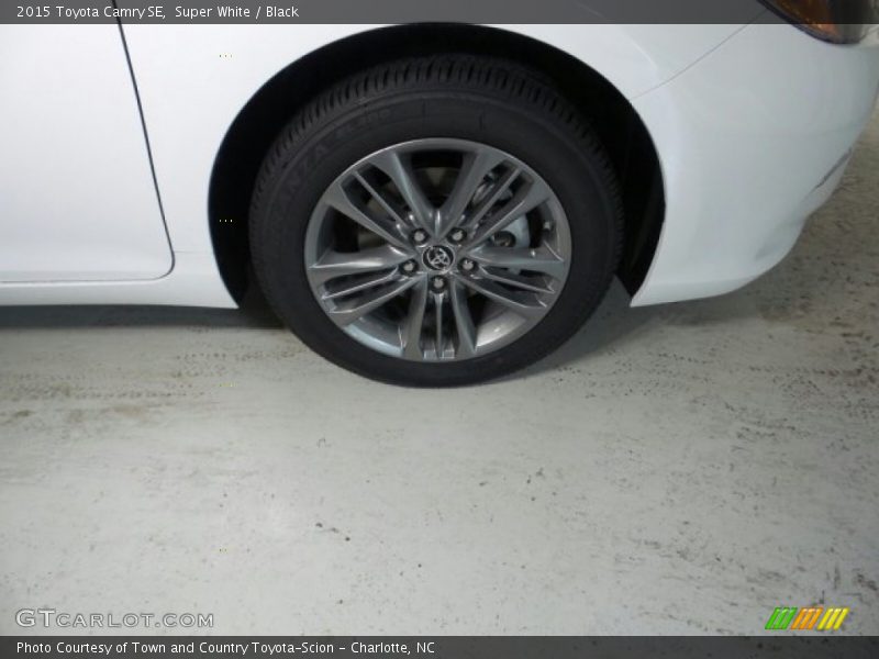 Super White / Black 2015 Toyota Camry SE