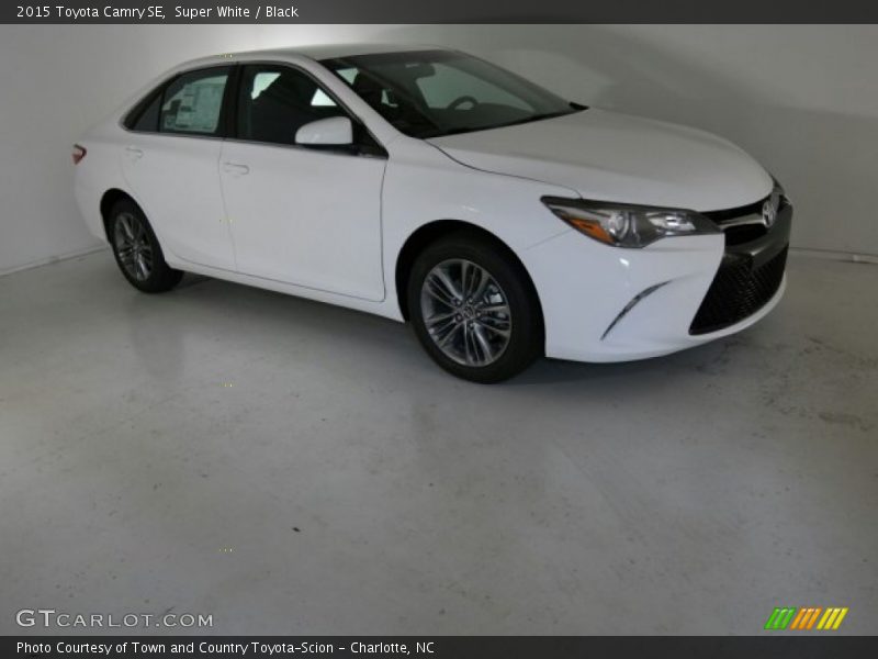 Super White / Black 2015 Toyota Camry SE