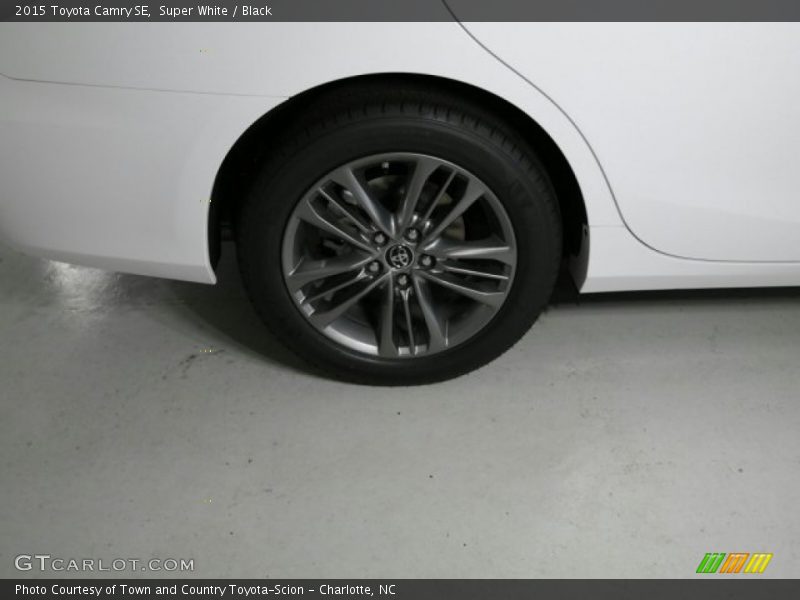 Super White / Black 2015 Toyota Camry SE