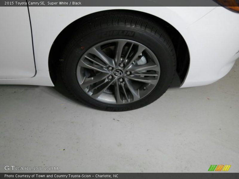 Super White / Black 2015 Toyota Camry SE