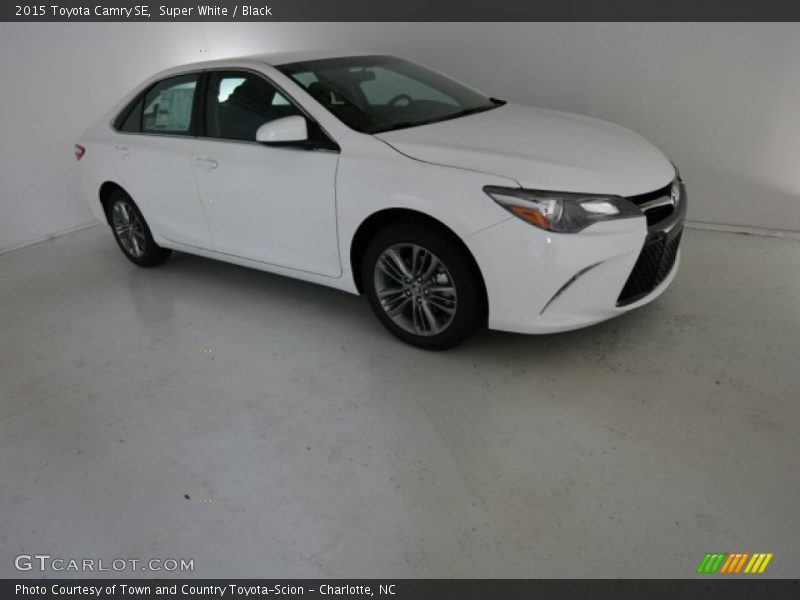 Super White / Black 2015 Toyota Camry SE