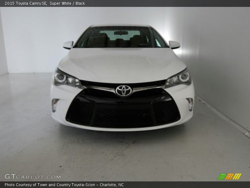 Super White / Black 2015 Toyota Camry SE