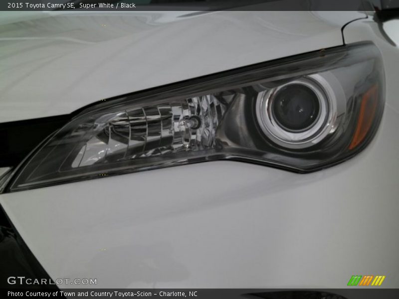 Super White / Black 2015 Toyota Camry SE