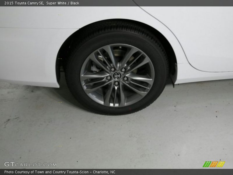 Super White / Black 2015 Toyota Camry SE