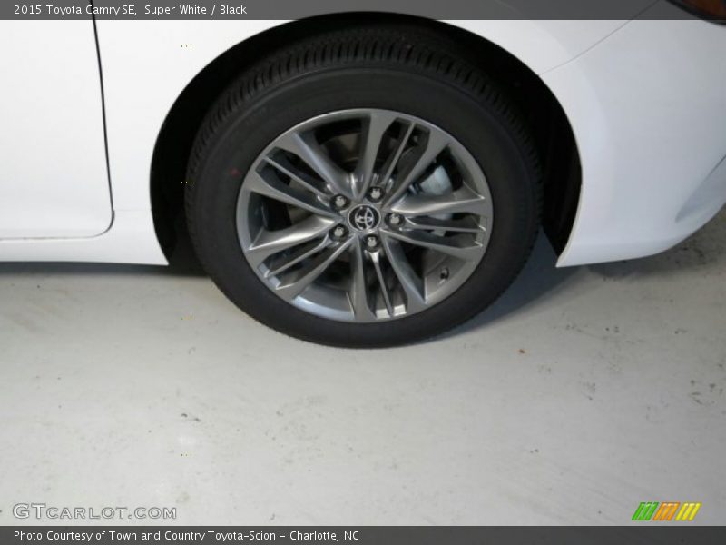 Super White / Black 2015 Toyota Camry SE