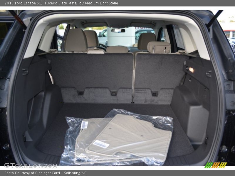 Tuxedo Black Metallic / Medium Light Stone 2015 Ford Escape SE