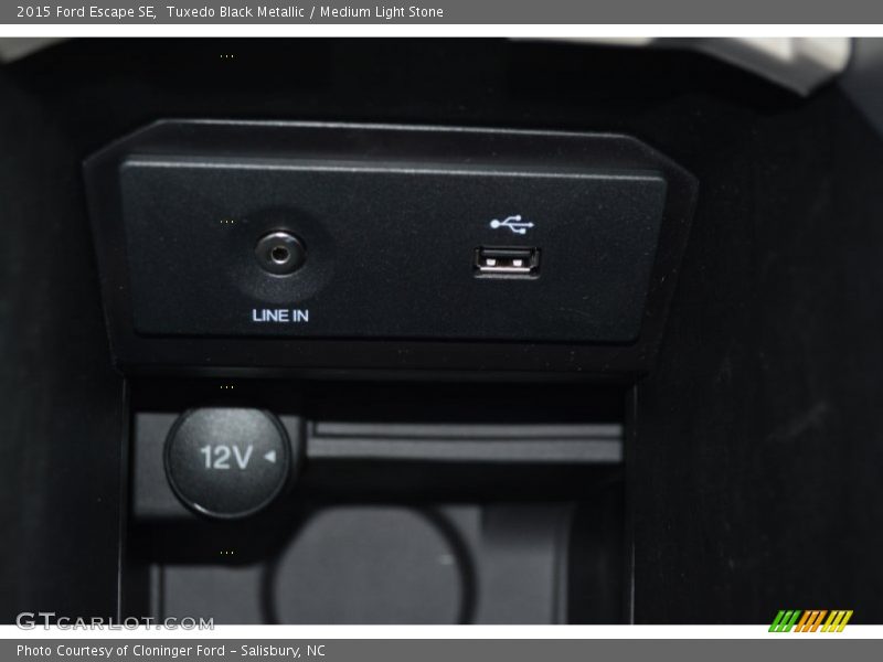 Tuxedo Black Metallic / Medium Light Stone 2015 Ford Escape SE