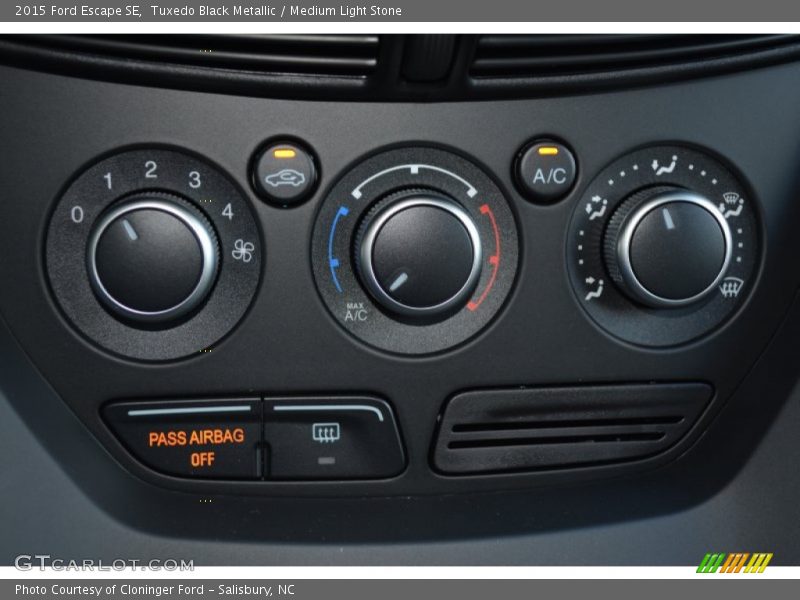 Tuxedo Black Metallic / Medium Light Stone 2015 Ford Escape SE