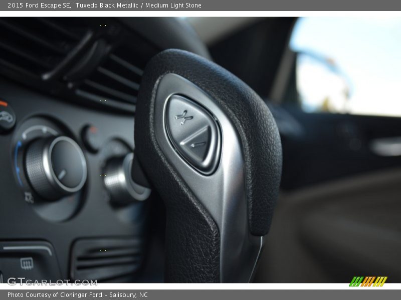 Tuxedo Black Metallic / Medium Light Stone 2015 Ford Escape SE