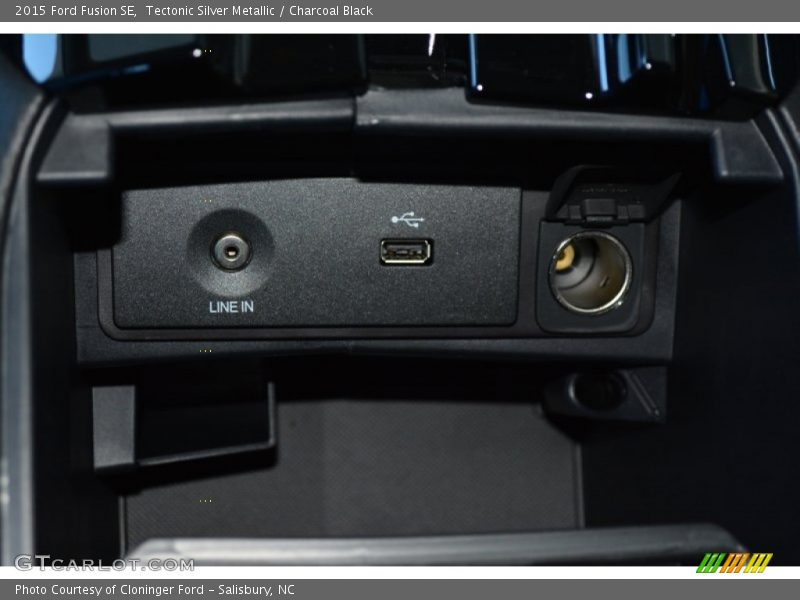 Tectonic Silver Metallic / Charcoal Black 2015 Ford Fusion SE