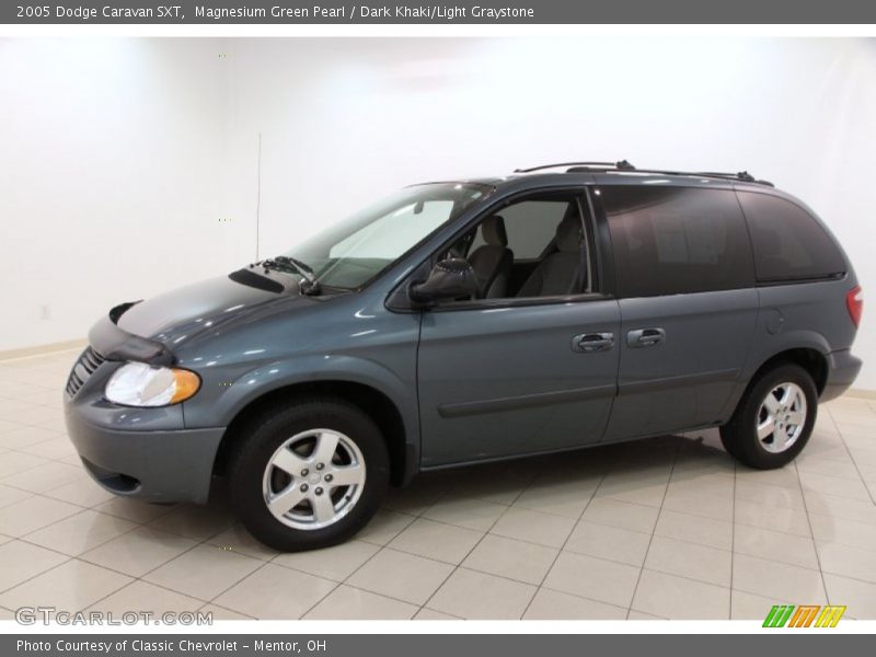 Front 3/4 View of 2005 Caravan SXT