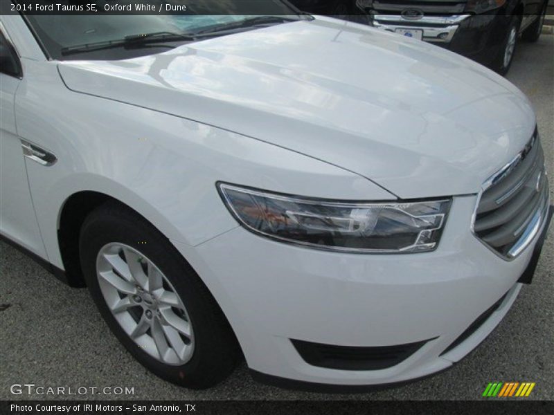 Oxford White / Dune 2014 Ford Taurus SE