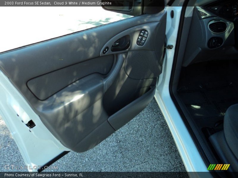 Cloud 9 White / Medium Graphite 2003 Ford Focus SE Sedan