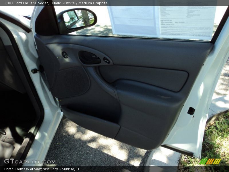 Cloud 9 White / Medium Graphite 2003 Ford Focus SE Sedan