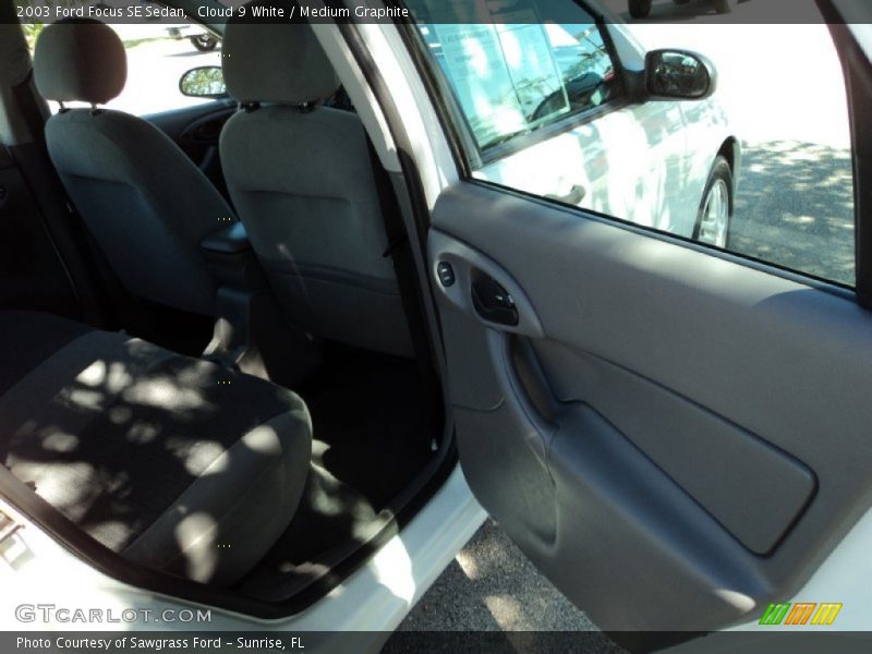 Cloud 9 White / Medium Graphite 2003 Ford Focus SE Sedan