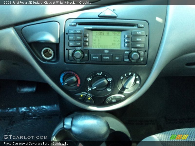 Cloud 9 White / Medium Graphite 2003 Ford Focus SE Sedan