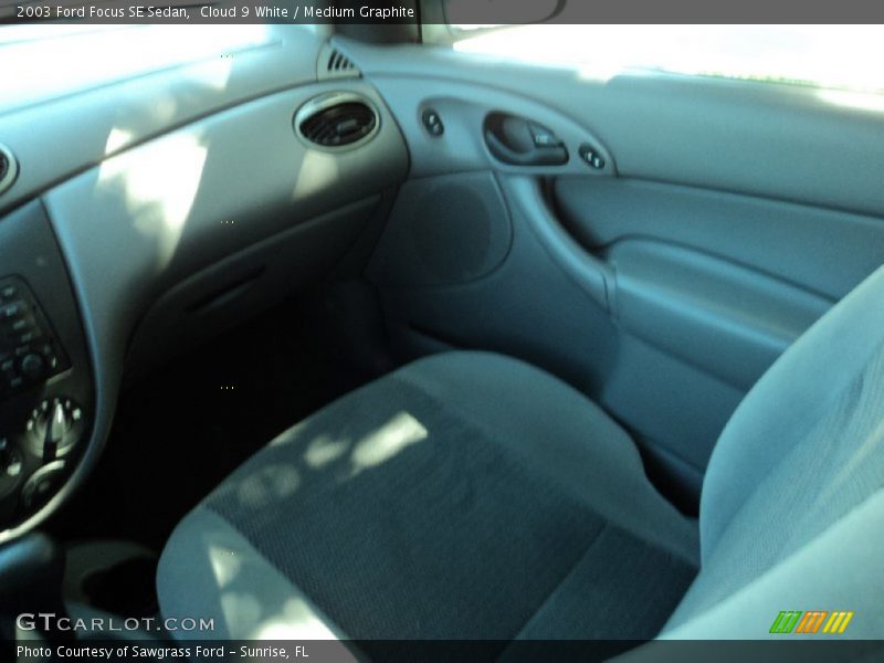 Cloud 9 White / Medium Graphite 2003 Ford Focus SE Sedan