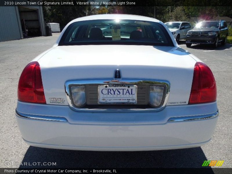 Vibrant White / Medium Light Stone 2010 Lincoln Town Car Signature Limited