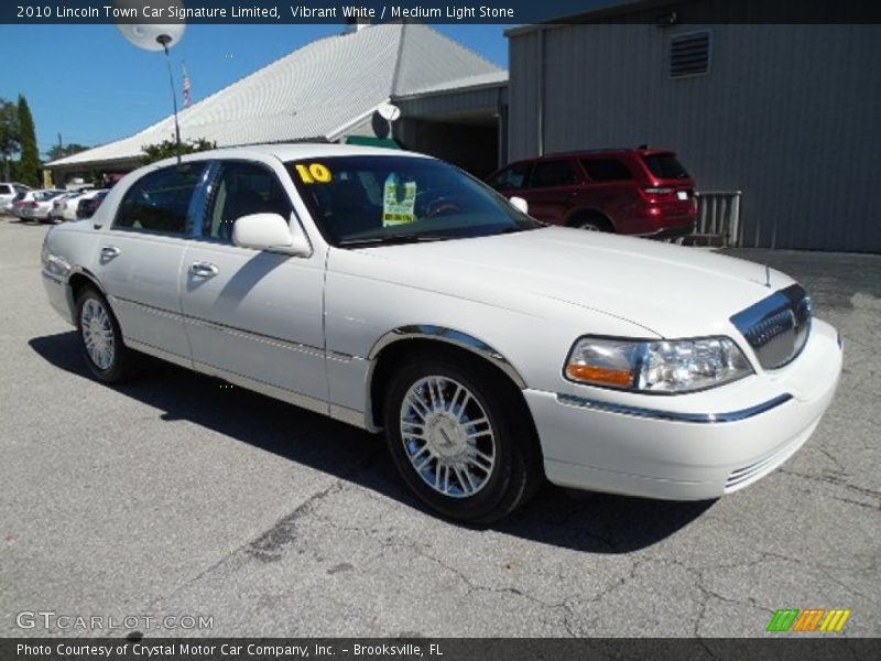 Front 3/4 View of 2010 Town Car Signature Limited