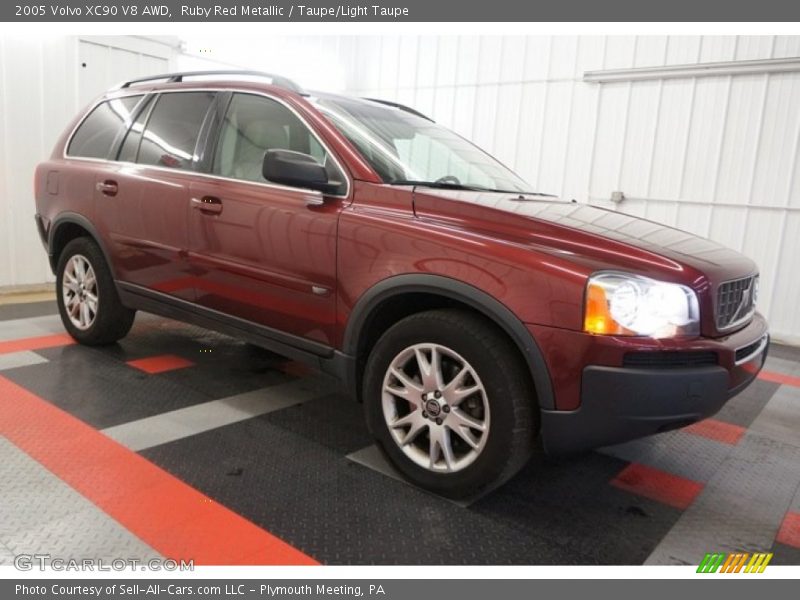 Front 3/4 View of 2005 XC90 V8 AWD