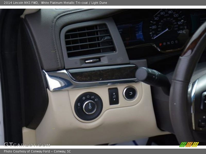 White Platinum Metallic Tri-coat / Light Dune 2014 Lincoln MKS FWD