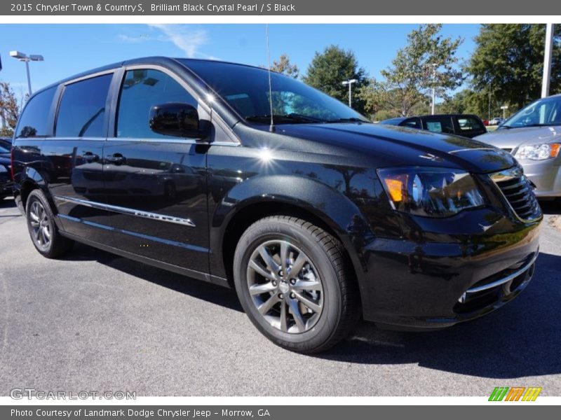 Front 3/4 View of 2015 Town & Country S