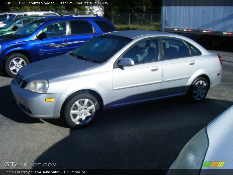 Front 3/4 View of 2005 Forenza S Sedan