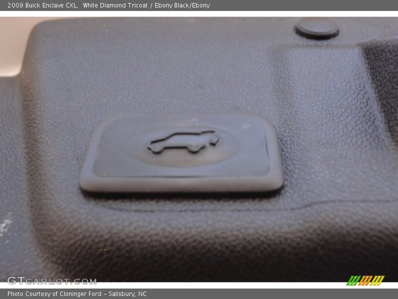 White Diamond Tricoat / Ebony Black/Ebony 2009 Buick Enclave CXL