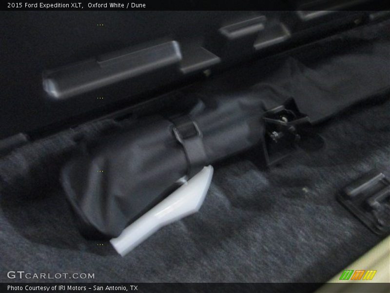 Oxford White / Dune 2015 Ford Expedition XLT