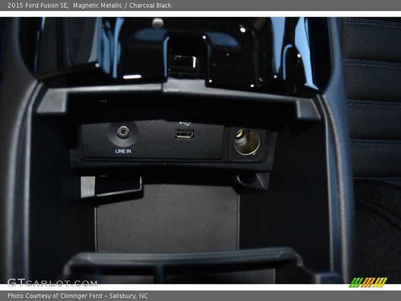 Magnetic Metallic / Charcoal Black 2015 Ford Fusion SE