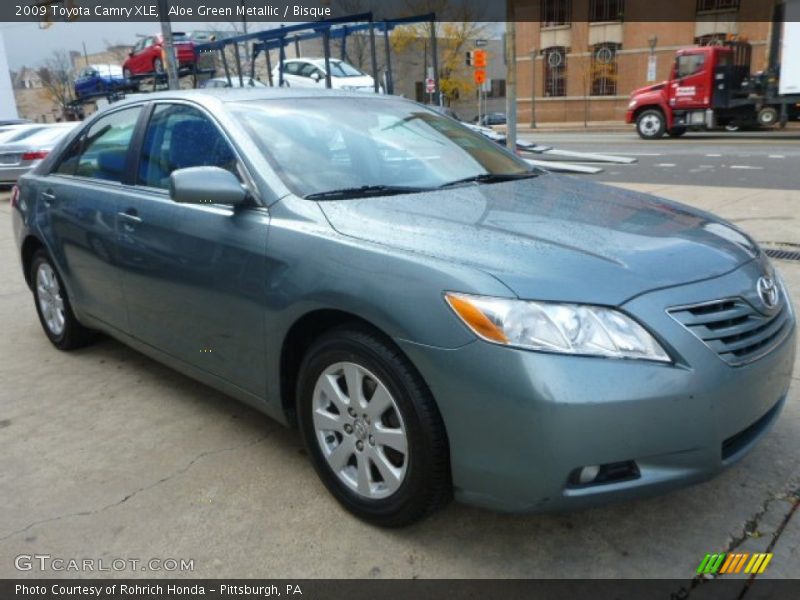 Aloe Green Metallic / Bisque 2009 Toyota Camry XLE