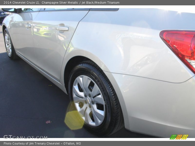 Champagne Silver Metallic / Jet Black/Medium Titanium 2014 Chevrolet Cruze LS