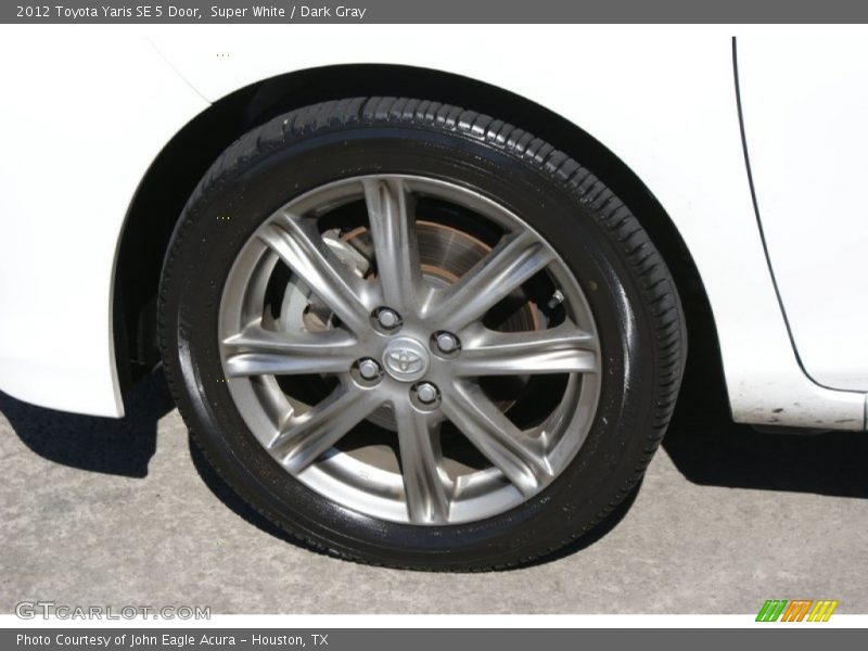 Super White / Dark Gray 2012 Toyota Yaris SE 5 Door