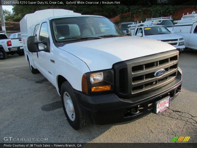 Oxford White Clearcoat / Medium Flint 2007 Ford F250 Super Duty XL Crew Cab
