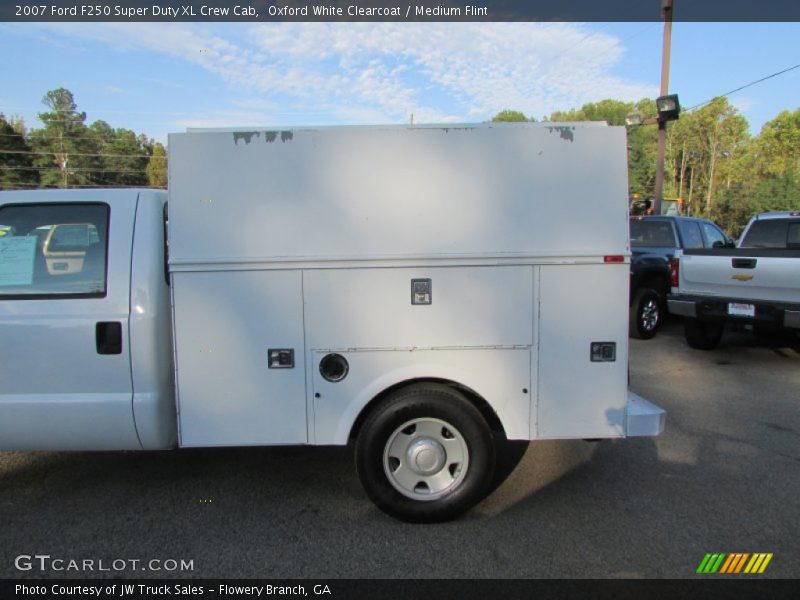 Oxford White Clearcoat / Medium Flint 2007 Ford F250 Super Duty XL Crew Cab