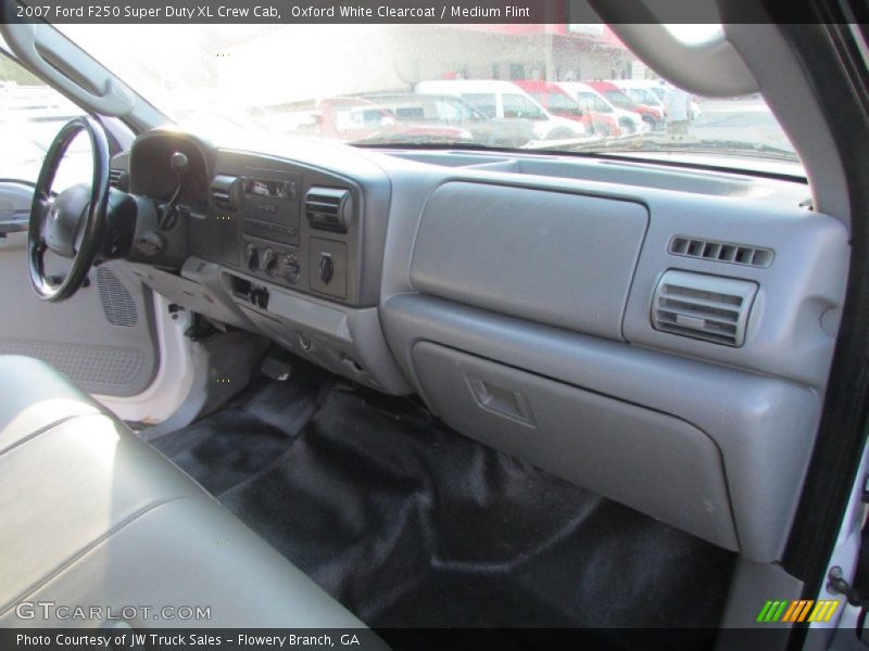 Oxford White Clearcoat / Medium Flint 2007 Ford F250 Super Duty XL Crew Cab