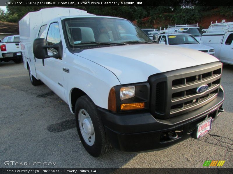 Oxford White Clearcoat / Medium Flint 2007 Ford F250 Super Duty XL Crew Cab