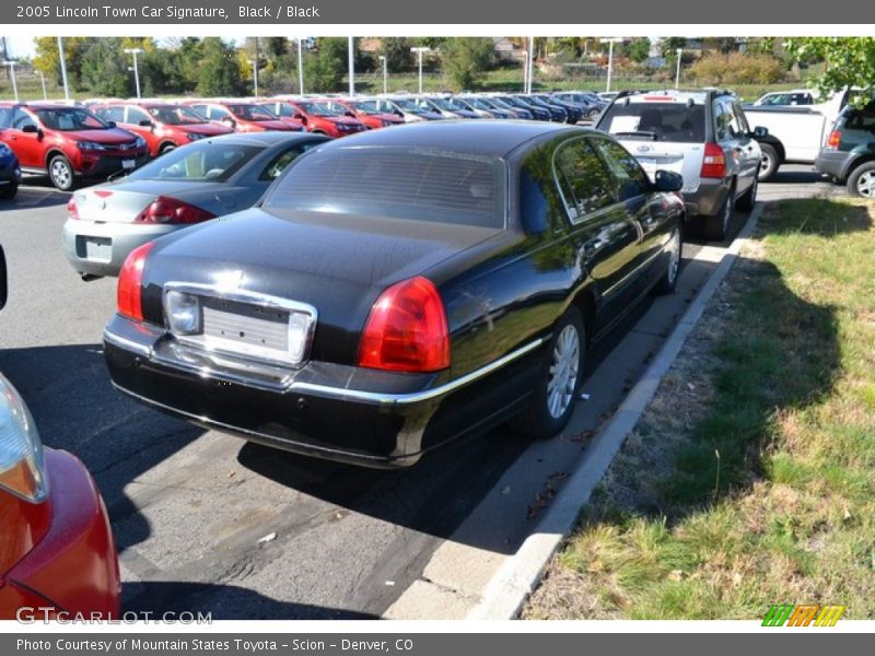 Black / Black 2005 Lincoln Town Car Signature