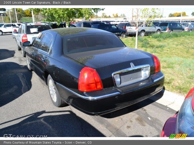 Black / Black 2005 Lincoln Town Car Signature